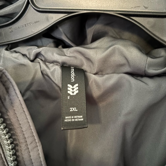 All In Motion Gray Puffer Jacket with Hood Size: 2XL NWT - Picture 3 of 5